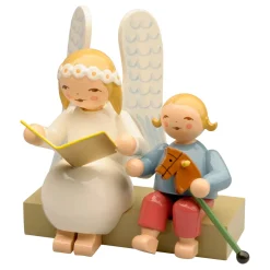 Margeritenengel Auf Bank Mit Junge